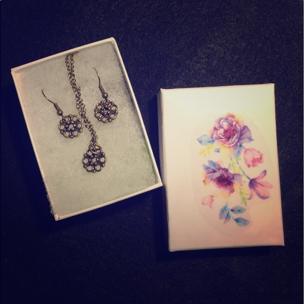 Flower necklace & earring set 🌸